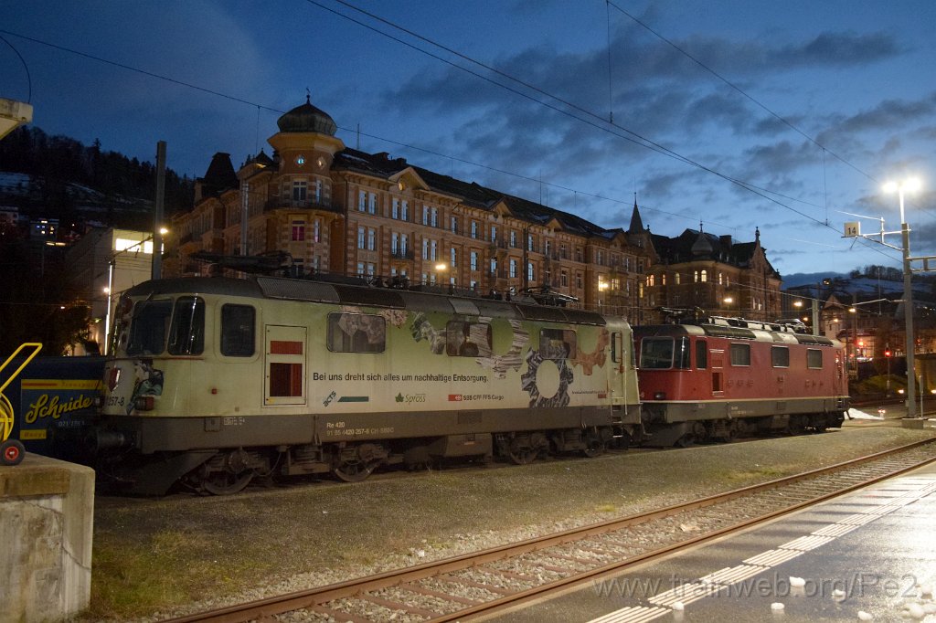 10143-0040-061225.jpg - SBBC Re 420.257-8 ''Nachhaltige Entsorgung'' (Re 91 85 4 420 257-8 CH-SBBC) + SBBC Re 4/4'' 11258 (Re 420.258-6)  (Re 91 85 4 420 258-6 CH-SBBC) / St.Gallen HB 6.12.2025