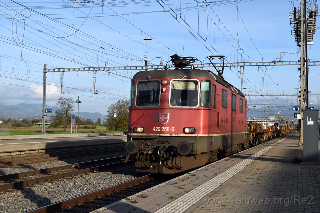 8258-0008-021122.jpg - SBBC Re 4/4'' 11258 (Re 420.258-6)  (Re 91 85 4 420 258-6 CH-SBBC) / Pfäffikon SZ 2.11.2022