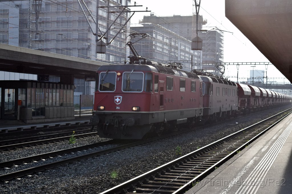 3857-0035-050416.jpg - SBB-CFF Re 4/4'' 11264 + SBB-CFF Re 6/6 11635 ''Muttenz'' / Zürich-Altstetten 5.4.2016