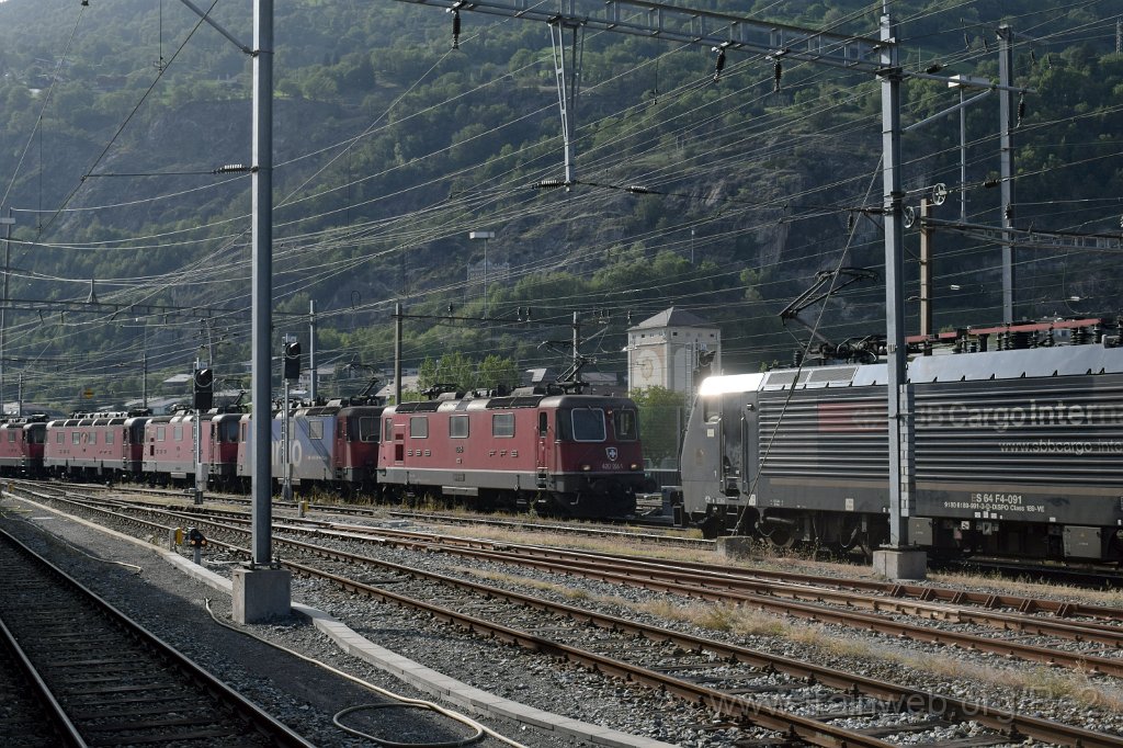 4618-0033-290817.jpg - MRCE / SBBC ES 64 F4-091 / 189.991 (91 80 6 189 991-3 D-DISPO) + SBBC Re 4/4'' 11265 (Re 420.265-1)  (Re 91 85 4 420 265-1 CH-SBBC) + SBBC Re 421.372-4 (Re 91 85 4 421 372-4 CH-SBBC) + SBBC Re 4/4'' 11334 (Re 420.334-5)  (Re 91 85 4 420 334-5 CH-SBBC) + SBBC Re 6/6 11677 (Re 620.077-8)  ''Neuhausen am Rheinfall'' (Re 91 85 4 620 077-8 CH-SBBC) + SBBC Re 4/4'' 11332 (Re 420.332-9)  (Re 91 85 4 420 332-9 CH-SBBC) / Brig 29.8.2017