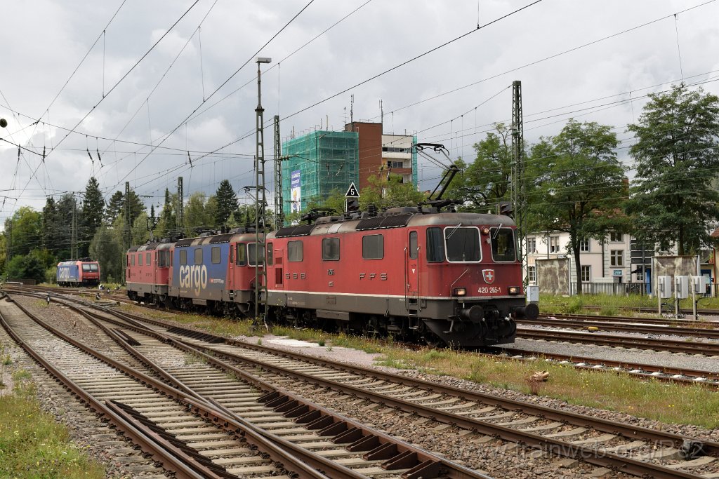 4656-0031-070917.jpg - SBBC Re 4/4'' 11265 (Re 420.265-1)  (Re 91 85 4 420 265-1 CH-SBBC) + SBBC Re 421.372-4 (Re 91 85 4 421 372-4 CH-SBBC) + SBBC Re 4/4'' 11334 (Re 420.334-5)  (Re 91 85 4 420 334-5 CH-SBBC) / Singen (Htw) 7.9.2017