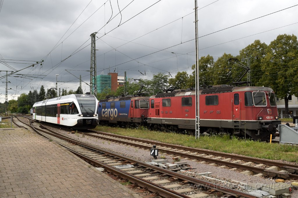 4657-0035-070917.jpg - SBBC Re 4/4'' 11265 (Re 420.265-1)  (Re 91 85 4 420 265-1 CH-SBBC) + SBBC Re 421.372-4 (Re 91 85 4 421 372-4 CH-SBBC) + Thurbo GTW AK RABe 526.749-7 ''Neunkirch'' (RABe 94 85 7 536 749-7 CH-THB) / Singen (Htw) 7.9.2017