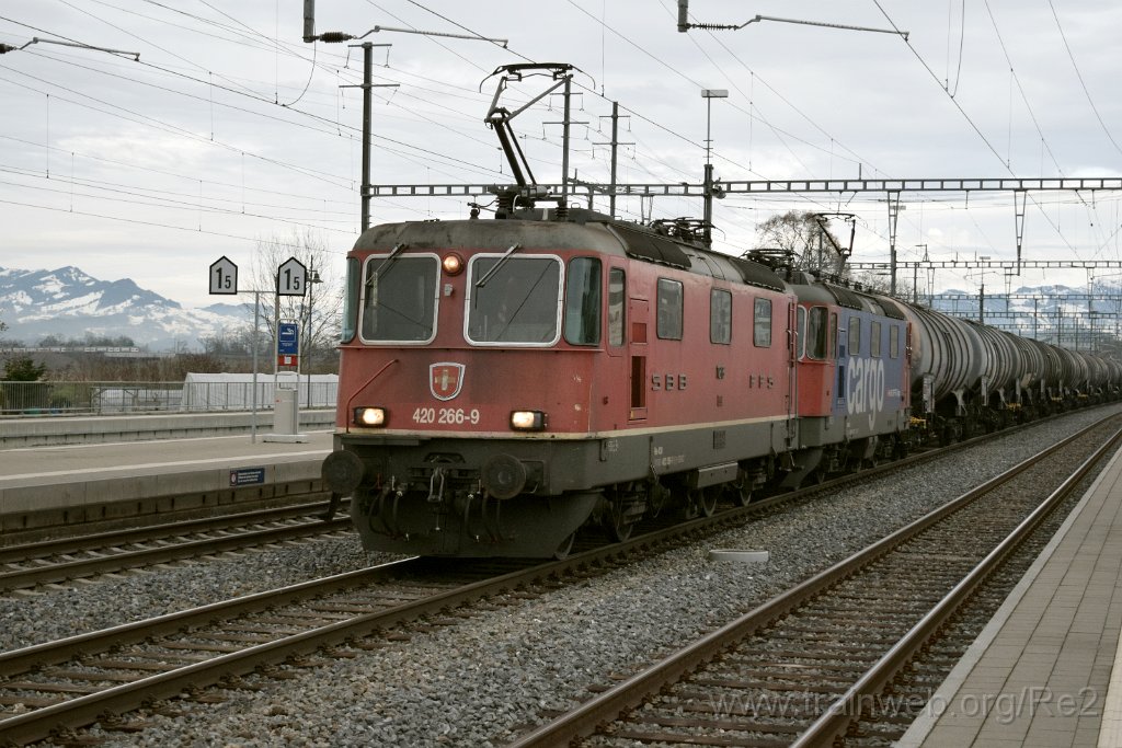 7840-0007-231221.jpg - SBBC Re 4/4'' 11266 (Re 420.266-9)  (Re 91 85 4 420 266-9 CH-SBBC) + SBBC Re 420.347-7 (Re 91 85 4 420 347-7 CH-SBBC) / Pfäffikon SZ 23.12.2021