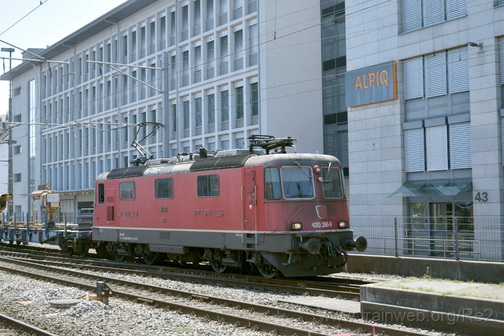9742-0050-150525.jpg - SBBC Re 4/4'' 11266 (Re 420.266-9)  (Re 91 85 4 420 266-9 CH-SBBC) / Olten 15.5.2025