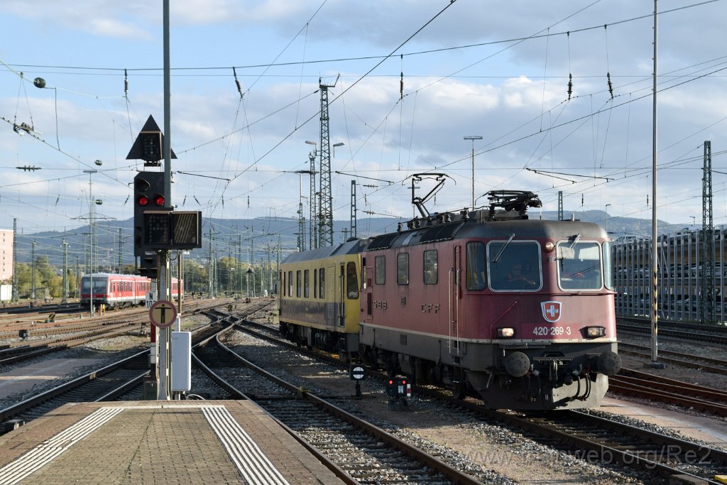 4720-0018-121017.jpg - SBBC Re 4/4'' 11269 (Re 420.269-3)  (Re 91 85 4 420 269-3 CH-SBBC) + Sperry SRS 200 (97 86 12 50 110-3 DK-SRS) / Basel Badische Bahnhof 12.10.2017