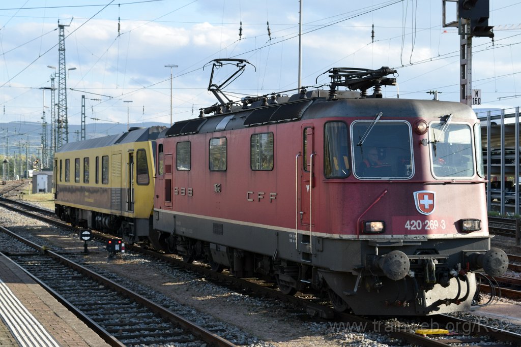 4720-0023-121017.jpg - SBBC Re 4/4'' 11269 (Re 420.269-3)  (Re 91 85 4 420 269-3 CH-SBBC) + Sperry SRS 200 (97 86 12 50 110-3 DK-SRS) / Basel Badische Bahnhof 12.10.2017