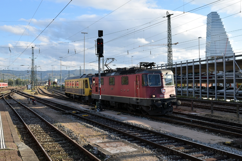 4720-0041-121017.jpg - Re 4/4" 11269 (Re 420.269-3) + Sperry SRS 200 / Basel Badische Bahnhof 12.10.2017