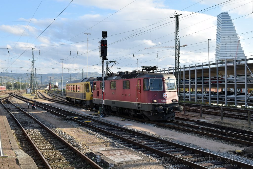 4720-0042-121017.jpg - Sperry SRS 200 (97 86 12 50 110-3 DK-SRS) + SBBC Re 4/4'' 11269 (Re 420.269-3)  (Re 91 85 4 420 269-3 CH-SBBC) / Basel Badische Bahnhof 12.10.2017