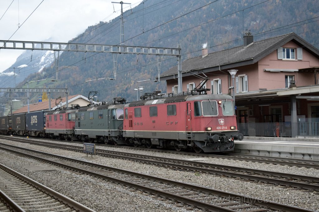 4766-0033-071117.jpg - SBBC Re 4/4'' 11271 (Re 420.271-9)  (Re 91 85 4 420 271-9 CH-SBBC) + SBBC Re 4/4'' 11330 (Re 420.330-3)  (Re 91 85 4 420 330-3 CH-SBBC) + SBBC Re 4/4'' 11335 (Re 420.335-2)  (Re 91 85 4 420 335-2 CH-SBBC) / Altdorf 7.11.2017