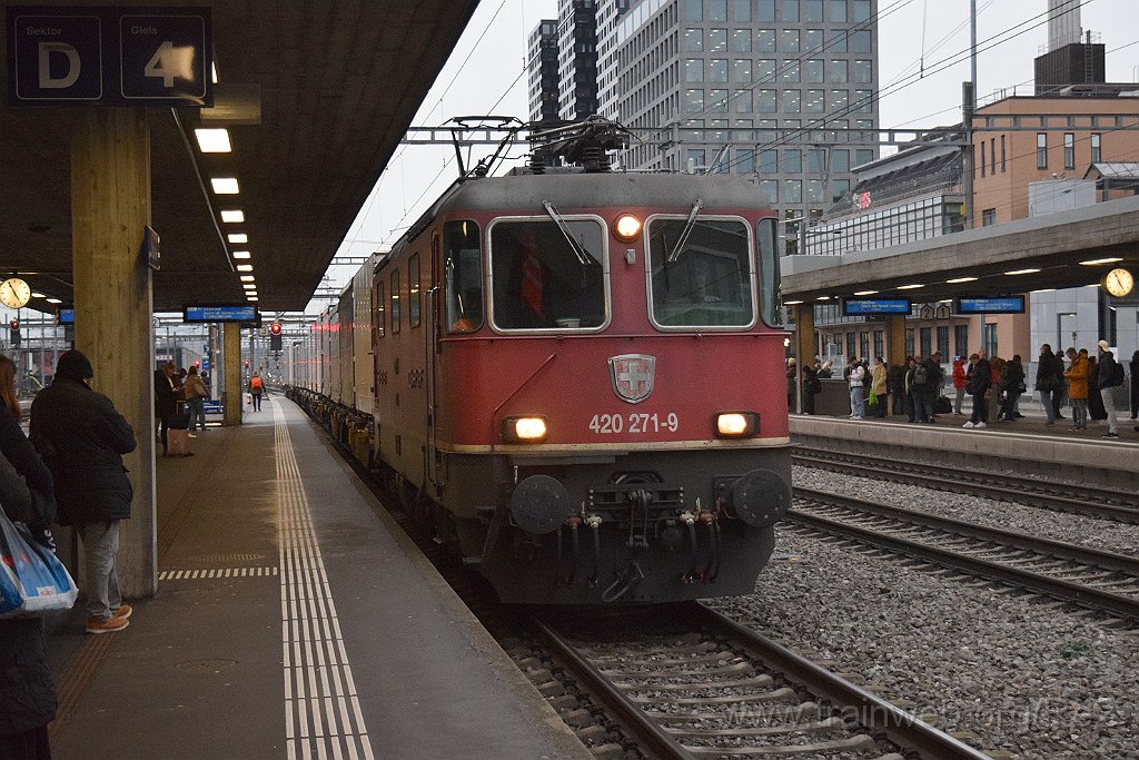 8965-0029-090224.jpg - SBBC Re 4/4'' 11271 (Re 420.271-9)  (Re 91 85 4 420 271-9 CH-SBBC) / Zürich-Altstetten 9.2.2024