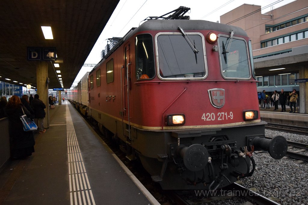 8965-0033-090224.jpg - SBBC Re 4/4'' 11271 (Re 420.271-9)  (Re 91 85 4 420 271-9 CH-SBBC) / Zürich-Altstetten 9.2.2024