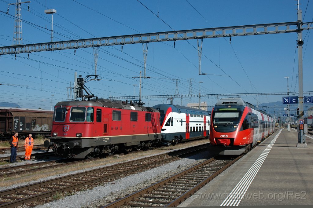 2611-0033-140912.jpg - SBB-CFF Re 4/4'' 11272 ''100. Klimaanlage eingebaut im IW Biel''  + ÖBB 4024.025-1 / St.Margrethen 14.9.2012