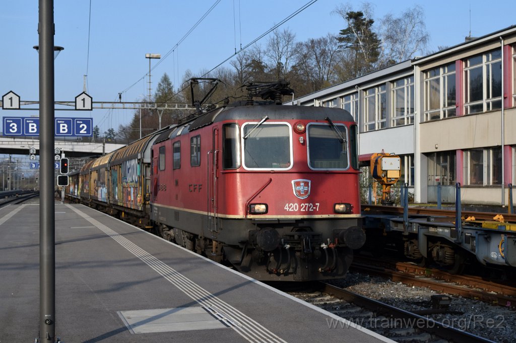 5369-0034-010419.jpg - SBBC Re 4/4'' 11272 (Re 420.272-7)  ''100. Klimaanlage eingebaut im IW Biel'' (Re 91 85 4 420 272-7 CH-SBBC) / Othmarsingen 1.4.2019