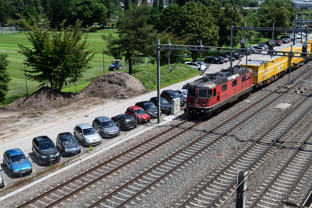 3943-0002-060616.jpg - SBBC Re 4/4'' 11275 (Re 420.275-0)  (Re 91 85 4 420 275-0 CH-SBBC) / Zürich-Mülligen (Hermetschloobrücke) 6.6.2016