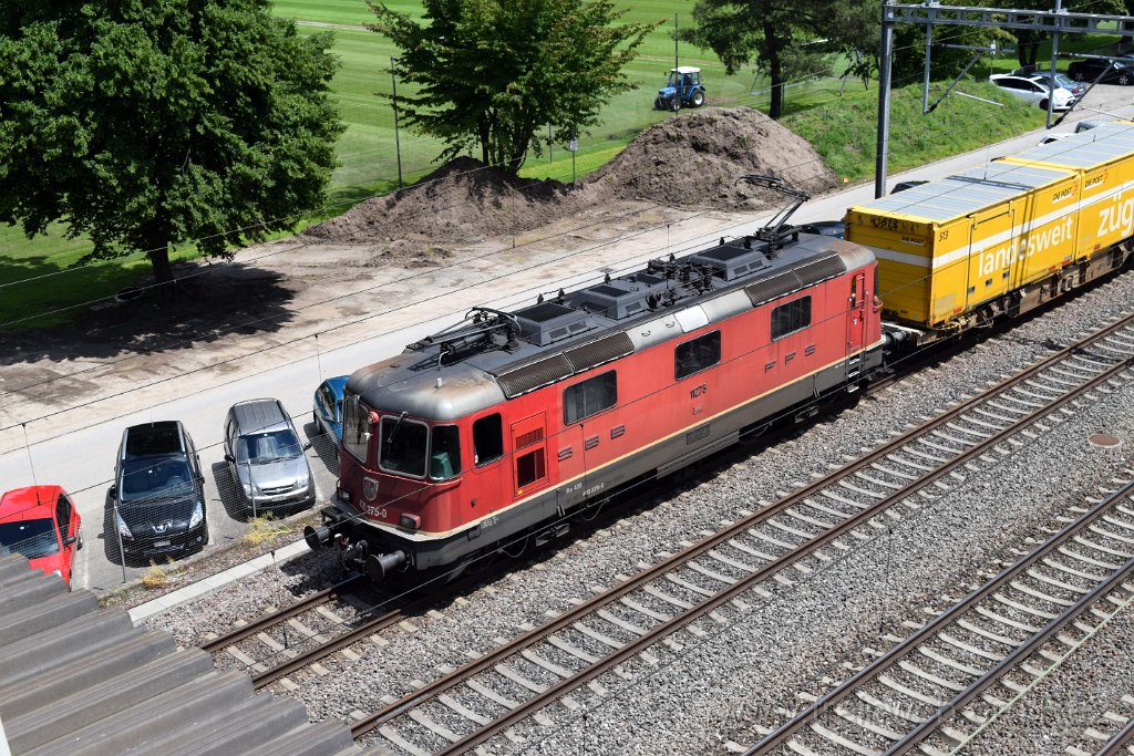 3943-0007-060616.jpg - SBBC Re 4/4'' 11275 (Re 420.275-0)  (Re 91 85 4 420 275-0 CH-SBBC) / Zürich-Mülligen (Hermetschloobrücke) 6.6.2016