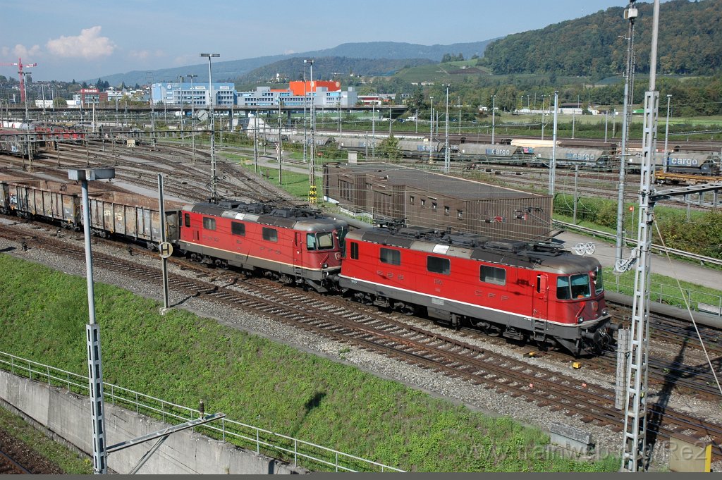 2206-0040-260911.jpg - SBB-CFF Re 4/4'' 11180 + SBB-CFF Re 4/4'' 11283 / RB Limmattal (Brücke Sandäckerstrasse) 26.9.2011