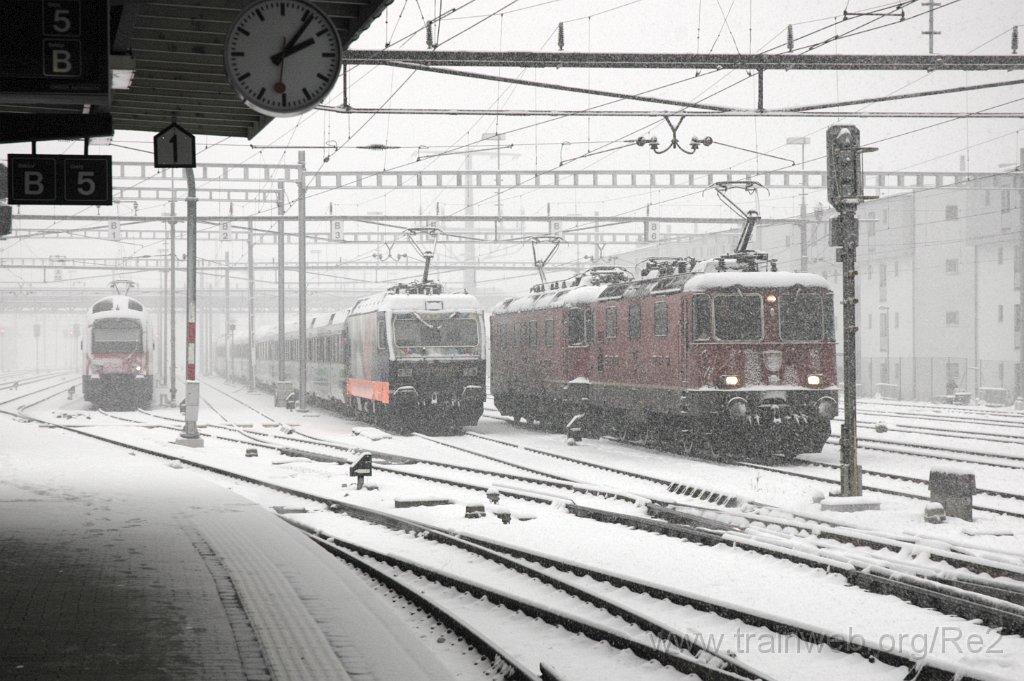 3426-0002-291214.jpg - SBB-CFF Re 4/4'' 11284 + SBB-CFF Re 6/6 11607 ''Wattwil'' + SOB Re 456.092-6 ''Amriswil / Polizeischule Amriswil'' + SBB-CFF RABe 514.043-9 ''Neuhausen am Rheinfall'' / Rapperswil 29.12.2014