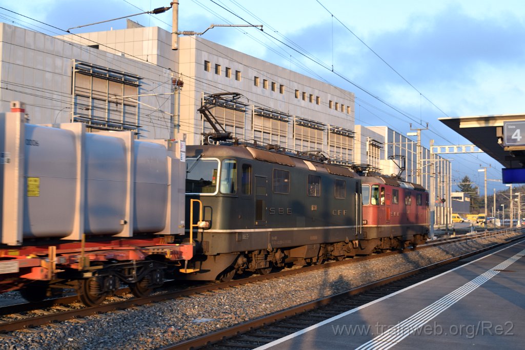 5245-0022-281218.jpg - SBBC Re 4/4'' 11284 (Re 420.284-2)  (Re 91 85 4 420 284-2 CH-SBBC) + SBBC Re 4/4'' 11330 (Re 420.330-3)  (Re 91 85 4 420 330-3 CH-SBBC) / Mägenwil 28.12.2018