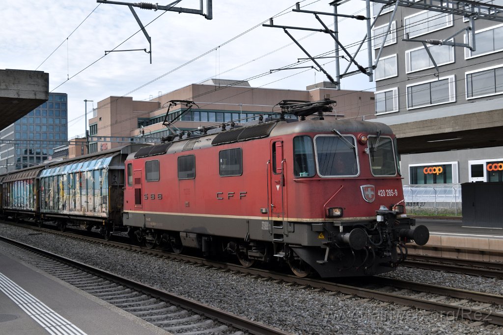 9022-0033-050424.jpg - SBBC Re 4/4'' 11285 (Re 420.285-9)  (Re 91 85 4 420 285-9 CH-SBBC) / Zürich-Altstetten 5.4.2024