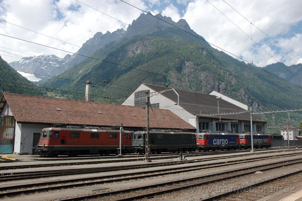 2841-0048-150613.jpg - SBB-CFF Re 4/4'' 11287 + SBB-CFF Re 4/4'' 11330 + SBBC Re 421.380-7 (Re 91 85 4 421 380-7 CH-SBBC) + SBBC Re 421.395-5 ''Suche Mieter oder Käufer'' (Re 91 85 4 421 395-5 CH-SBBC) / Erstfeld (Dépot) 15.6.2013