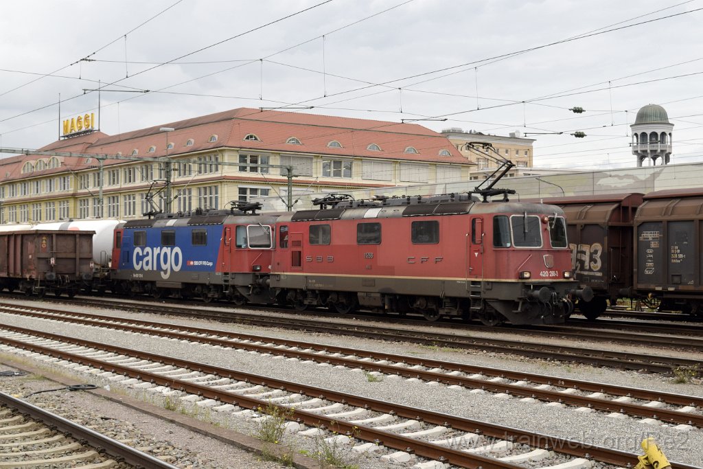 4650-0007-070917.jpg - SBBC Re 4/4'' 11288 (Re 420.288-3)  (Re 91 85 4 420 288-3 CH-SBBC) + SBBC Re 420.178-6 / Singen (Htw) 7.9.2017