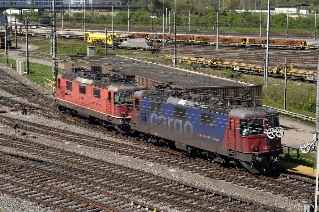 5425-0036-180419.jpg - SBBC Re 420.246-1 (Re 91 85 4 420 246-1 CH-SBBC) + SBBC Re 4/4'' 11289 (Re 420.289-1)  (Re 91 85 4 420 289-1 CH-SBBC) / RB Limmattal (Brücke Sandäckerstrasse) 18.4.2019