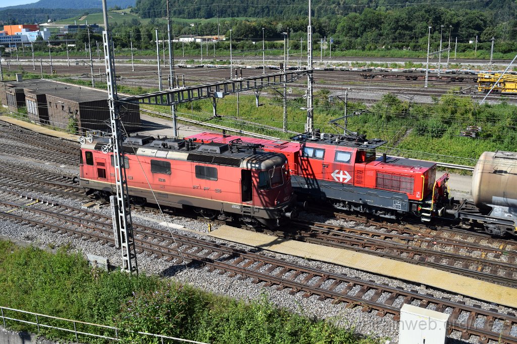 7116-0025-290720.jpg - SBBC Re 4/4'' 11290 (Re 420.290-9)  (Re 91 85 4 420 290-9 CH-SBBC) + SBBI Aem 940.005-2 / 41 (Aem 91 85 4 940 005-2 CH-SBBI) / RB Limmattal (Brücke Sandäckerstrasse) 29.7.2020