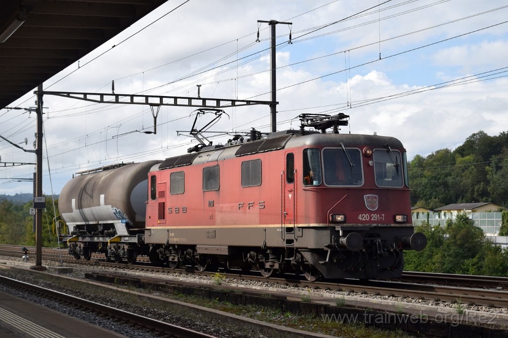 8217-0020-140922.jpg - SBBC Re 4/4'' 11291 (Re 420.291-7)  (Re 91 85 4 420 291-7 CH-SBBC) + Holcim Uacs 239 (33 85  9321 239-6 CH-HOLCH) / Killwangen-Spreitenbach 14.9.2022