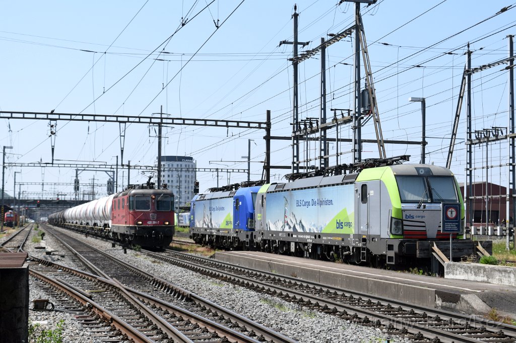 8587-0025-260523.jpg - SBBC Re 4/4'' 11291 (Re 420.291-7)  (Re 91 85 4 420 291-7 CH-SBBC) + BLSC (D) / Hupac (D) 193.495-9 (91 80 6 193 495-9 D-BLSC) + BLSC Re 475.413-1 (91 85 4475 413-1 CH-BLSC) / Pratteln 26.5.2023