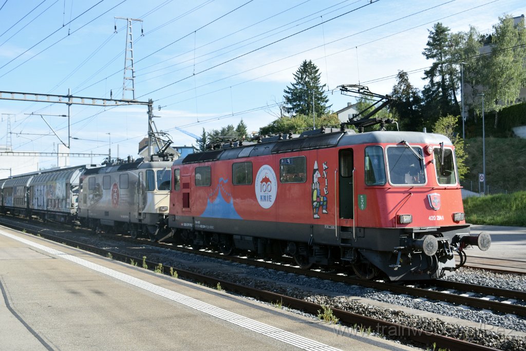 10027-0006-170925.jpg - SBBC Re 420.294-1 ''100 ans Cirque Knie'' (Re 91 85 4 420 294-1 CH-SBBC) + SBBC Re 420.251-1 ''175 ans de chemin de fer en Suisse'' (Re 91 85 4 420 251-1 CH-SBBC) / Killwangen-Spreitenbach 17.9.2025