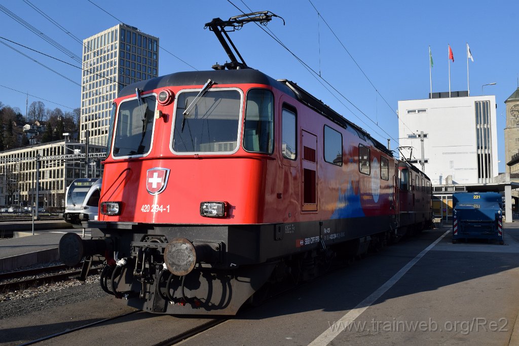 5903-0003-180320.jpg - SBBC Re 420.294-1 ''100 ans Cirque Knie'' (Re 91 85 4 420 294-1 CH-SBBC) + SBBC Re 4/4'' 11250 (Re 420.250-3)  (Re 91 85 4 420 250-3 CH-SBBC) / St.Gallen HB 18.3.2020