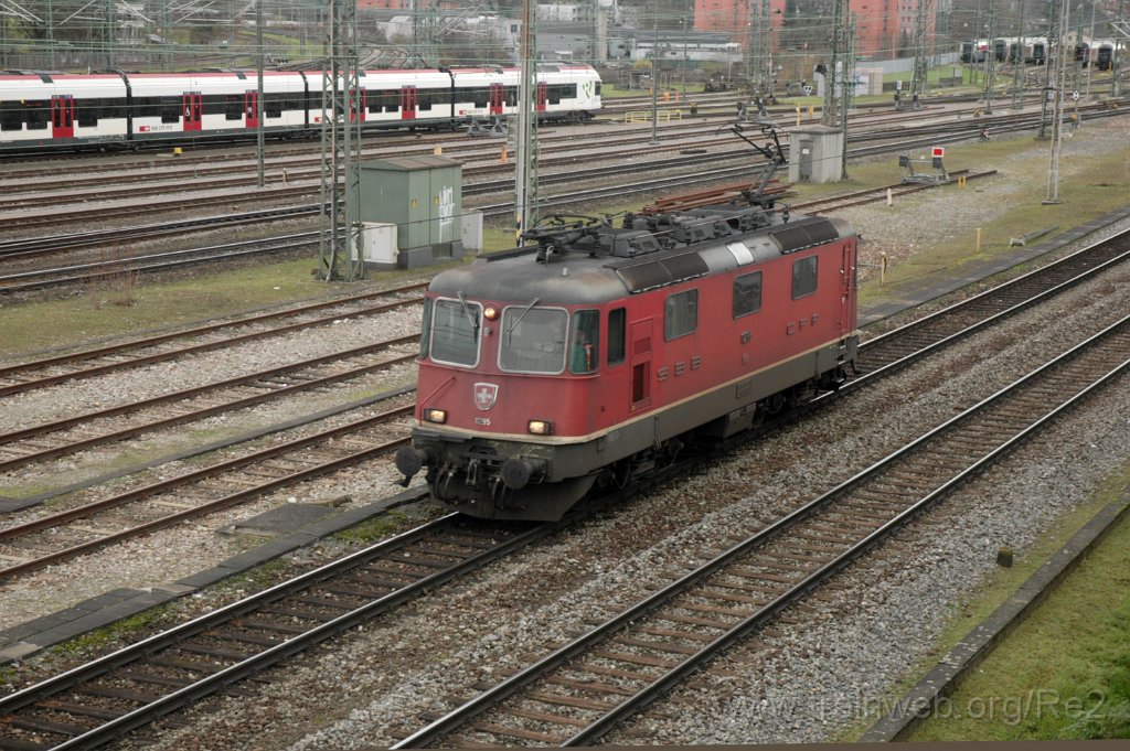 3403-0042-121214.jpg - SBB-CFF Re 4/4'' 11295 / Basel Badische Bahnhof 12.12.2014