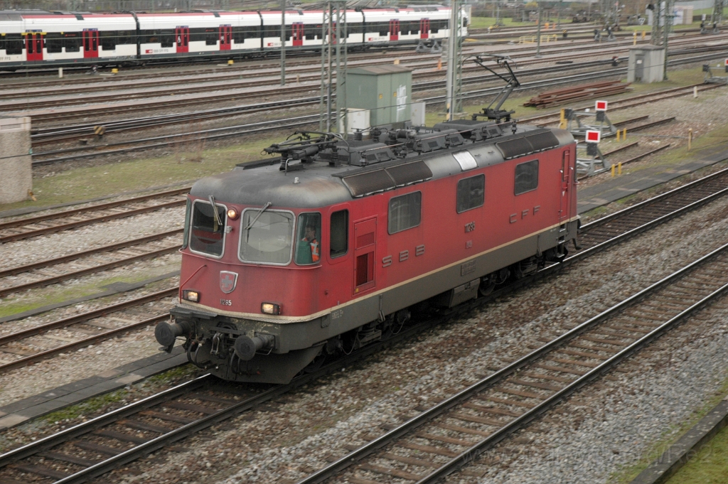 3403-0043-121214.jpg - Re 4/4" 11295 / Basel Badische Bahnhof 12.12.2014