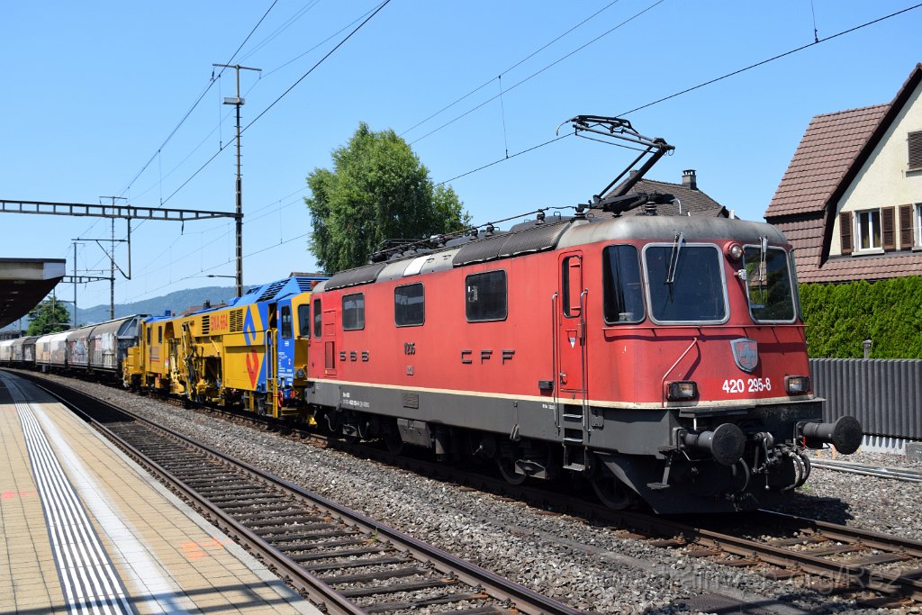 8641-0004-310523.jpg - SBBC Re 4/4'' 11295 (Re 420.295-8)  (Re 91 85 4 420 295-8 CH-SBBC) + Scheuchzer BNA 664 (99 85  92 22 004-5 CH-SCHEU) / Lenzburg 31.5.2023