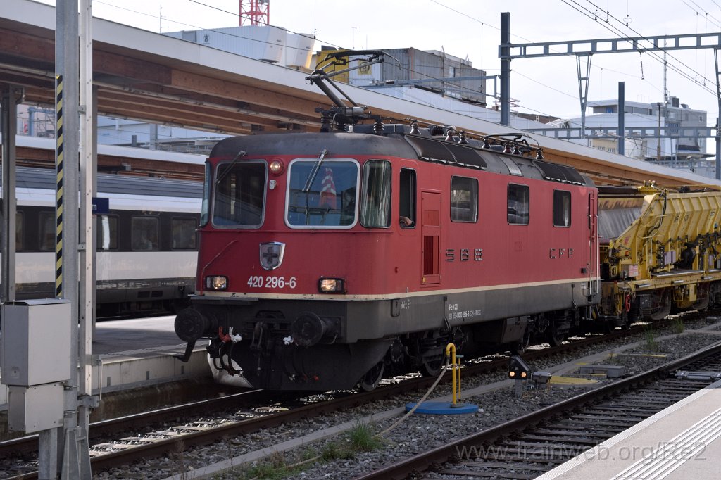 8251-0030-311022.jpg - SBBC Re 4/4'' 11296 (Re 420.296-6)  (Re 91 85 4 420 296-6 CH-SBBC) / Bern HB 31.10.2022