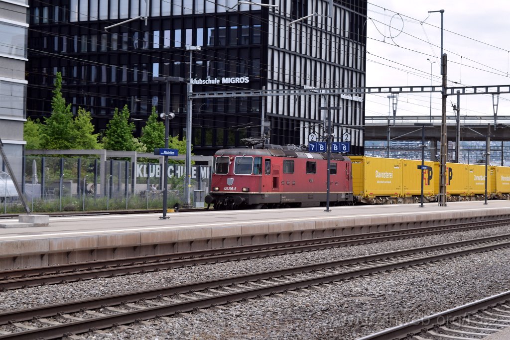 9103-0037-130524.jpg - SBBC Re 4/4'' 11296 (Re 420.296-6)  (Re 91 85 4 420 296-6 CH-SBBC) / Zürich-Altstetten 13.5.2024