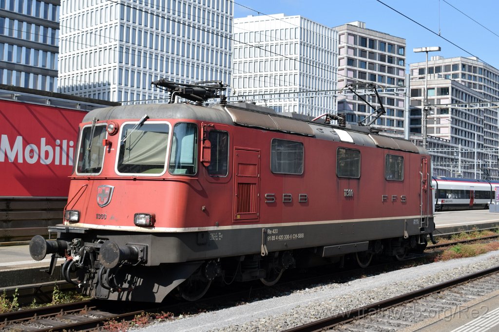 9755-0032-180525.jpg - SBB-CFF Re 4/4'' 11300 (Re 420.300-6)  (Re 91 85 4 420 300-6 CH-SBB) / Zürich HB 18.5.2025