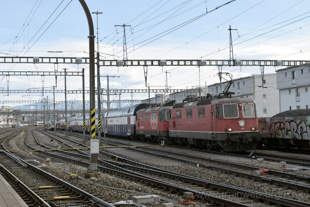9532-0049-060125.jpg - SBB-CFF Re 4/4'' 11302 (Re 420.302-2)  (Re 91 85 4 420 302-2 CH-SBB) + SBB-CFF Re 420.203-2 (Re 91 85 4 420 203-2 CH-SBB) / Rapperswil 6.1.2025