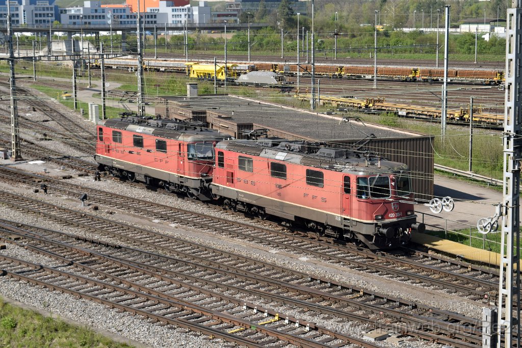 5426-0044-180419.jpg - SBBC Re 4/4'' 11305 (Re 420.305-5)  (Re 91 85 4 420 305-5 CH-SBBC) + SBBC Re 4/4'' 11245 (Re 420.245-3)  (Re 91 85 4 420 245-3 CH-SBBC) / RB Limmattal (Brücke Sandäckerstrasse) 18.4.2019