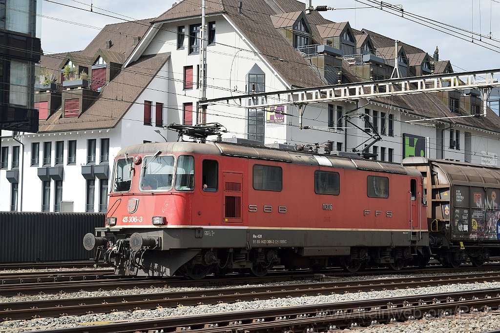 8206-0003-070922.jpg - SBBC Re 4/4'' 11306 (Re 420.306-3)  (Re 91 85 4 420 306-3 CH-SBBC) / Olten (Fachhochschule Nordwestschweiz) 7.9.2022