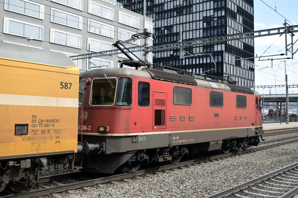 8995-0019-150324.jpg - SBBC Re 4/4'' 11306 (Re 420.306-3)  (Re 91 85 4 420 306-3 CH-SBBC) / Zürich-Altstetten 15.3.2024