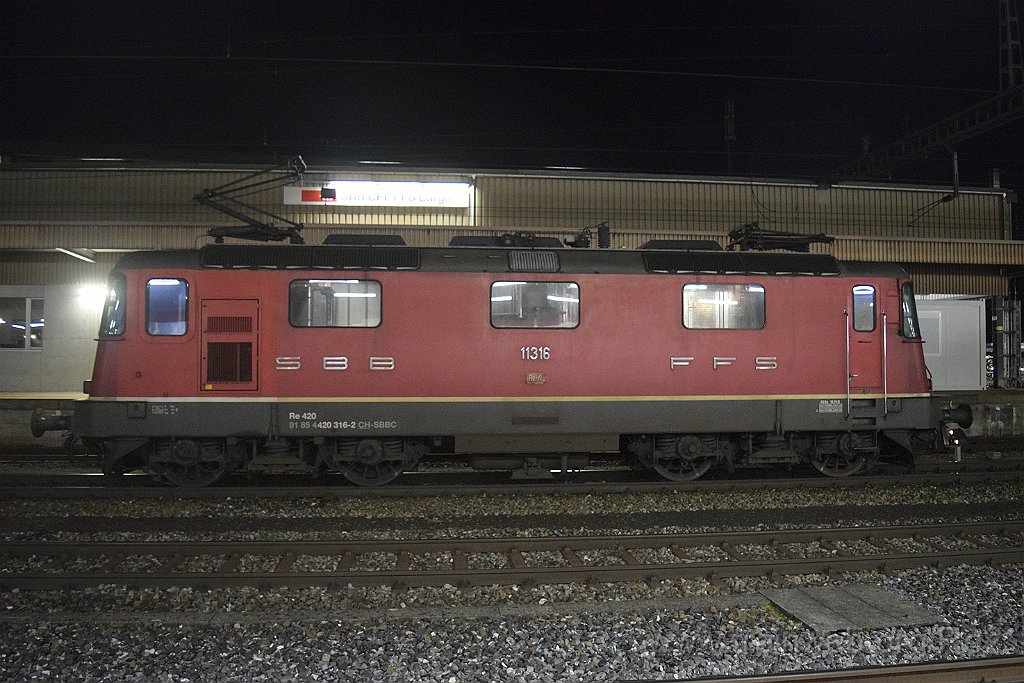 8271-0035-111122.jpg - SBBC Re 4/4'' 11316 (Re 420.316-2)  (Re 91 85 4 420 316-2 CH-SBBC) / Rotkreuz 11.11.2022