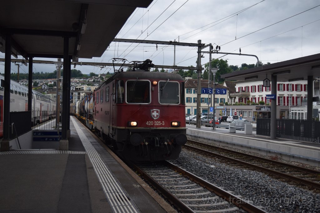 5001-0033-120618.jpg - SBBC Re 4/4'' 11325 (Re 420.325-3)  (Re 91 85 4 420 325-3 CH-SBBC) / Wädenswil 12.6.2018