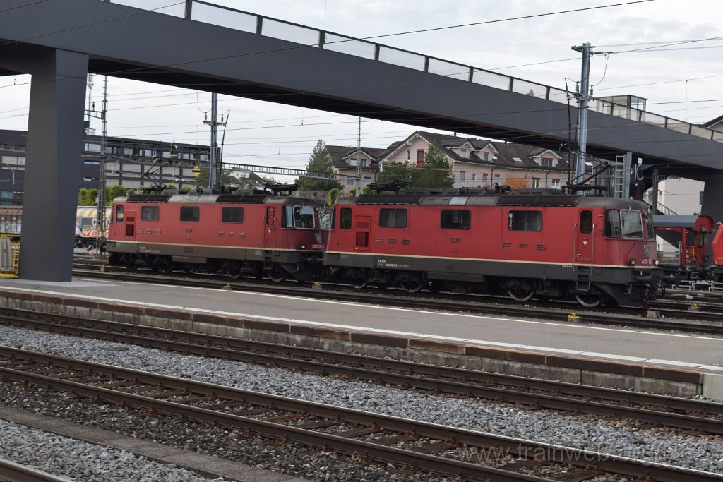 7178-0013-201020.jpg - SBBC Re 4/4'' 11251 (Re 420.251-1)  (Re 91 85 4 420 251-1 CH-SBBC) + SBBC Re 4/4'' 11325 (Re 420.325-3)  (Re 91 85 4 420 325-3 CH-SBBC) / Rotkreuz 20.10.2020