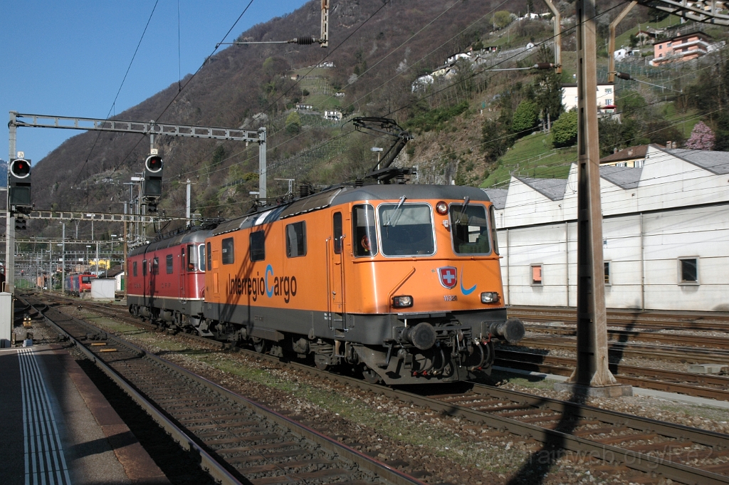 2764-0010-150413.jpg - Re 4/4" 11320 "InterRegio Cargo" + Re 6/6 11643 "Laufen" / Bellinzona 15.4.2013