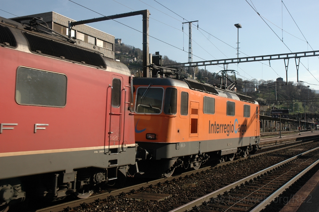 2764-0012-150413.jpg - Re 4/4" 11320 "InterRegio Cargo" + Re 6/6 11643 "Laufen" / Bellinzona 15.4.2013