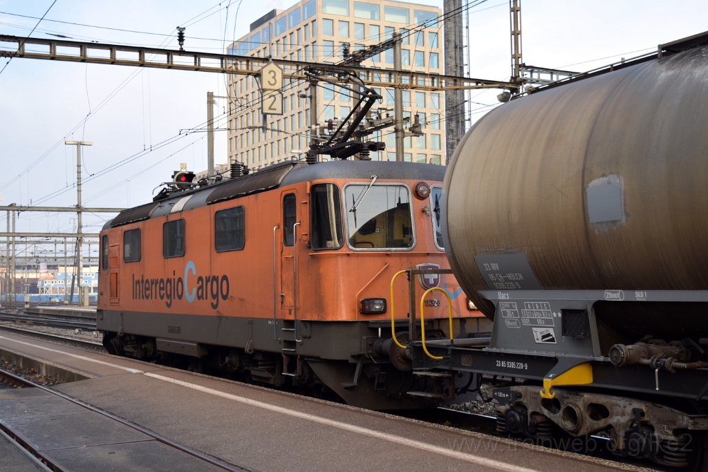 3794-0040-151215.jpg - Re 4/4" 11320 "InterRegio Cargo" / Zürich-Altstetten 15.12.2015