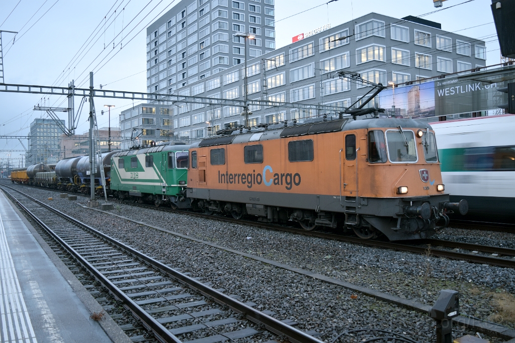 3797-0002-161215.jpg - Re 4/4" 11320 "InterRegio Cargo" + MBC Re 420.506-8 / Zürich-Altstetten 16.12.2015