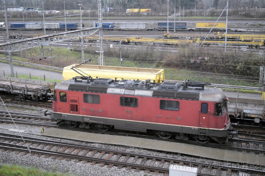 9509-0014-111224.jpg - SBBC Re 4/4'' 11324 (Re 420.324-6)  (Re 91 85 4 420 324-6 CH-SBBC) / RB Limmattal (Brücke Sandäckerstrasse) 11.12.2024