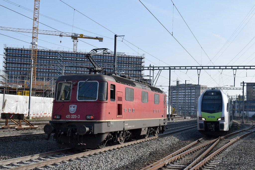 7941-0024-280322.jpg - SBBC Re 4/4'' 11325 (Re 420.325-3)  (Re 91 85 4 420 325-3 CH-SBBC) + BLS RABe 515.003 / Bt 515.103-0 ''Düdingen'' (RABe 94 85 7 515 103-0 CH-BLS) / Zollikofen 28.3.2022